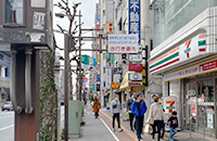 劇場通り沿いを真っ直ぐ進みます。